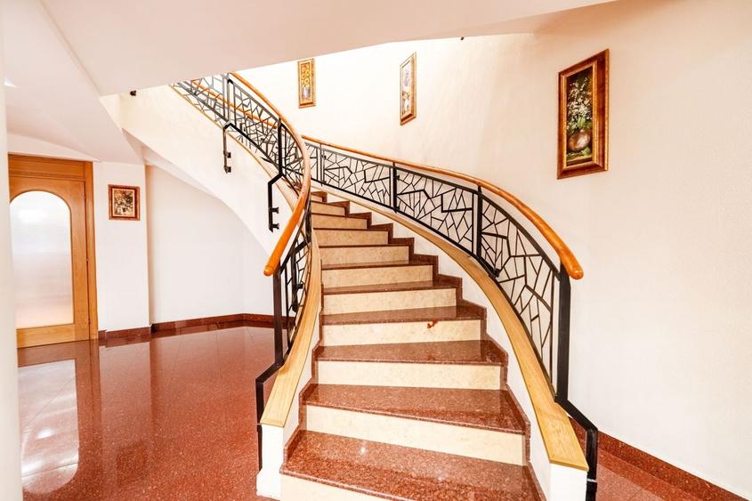 Casă individuală cu 20 camere cu Piscina în Ultracentral