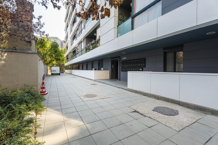 Apartament cu 3 camere semidecomandat în Calea Călărașilor