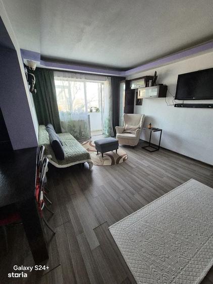 Apartament cu 4 camere semidecomandat în Tătărași