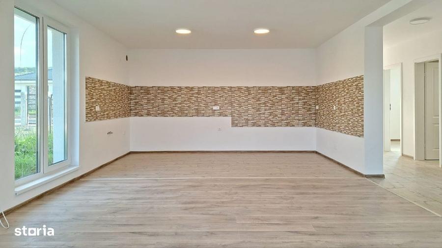 Casă cu 4 camere în Corușu