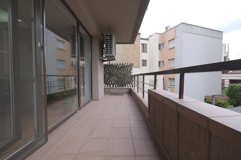 Apartament cu 4 camere decomandat, mobilat în Herăstrău