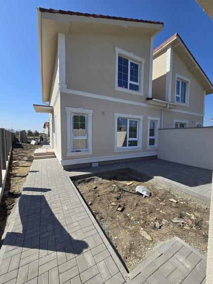 Duplex despartit prin camera tehnica - 4 camere Toate Utilitatile - 3