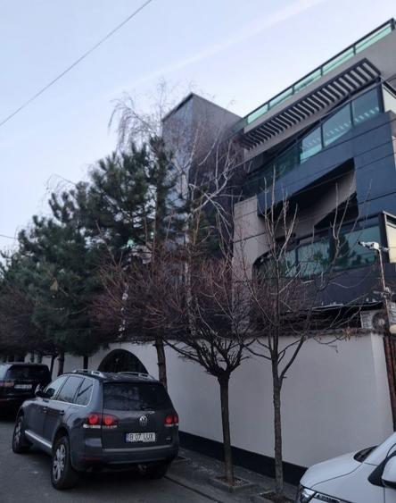 Inchiriez Cladire-Lift targa -9 loc parcare - 2