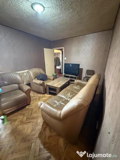 Apartament cu 4 camere semidecomandat în Calea București