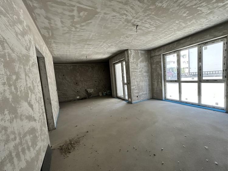 Apartament cu 4 camere semidecomandat în Florești
