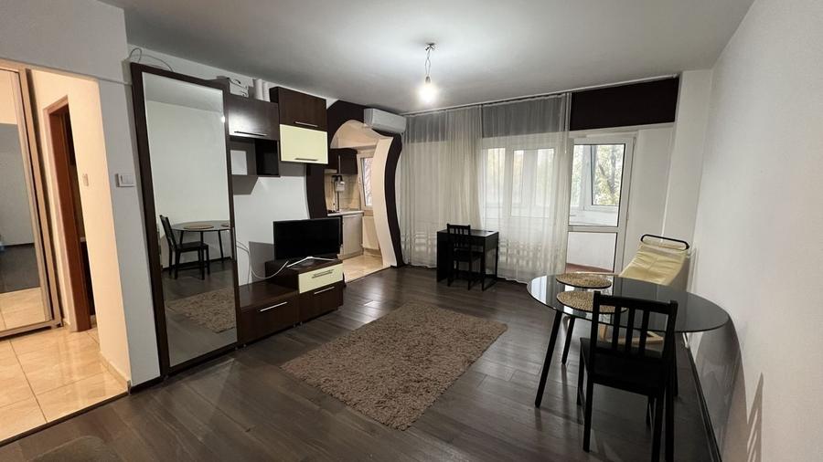 Garsoniera decomandata bloc 1986 Lujerului, Militari - 1