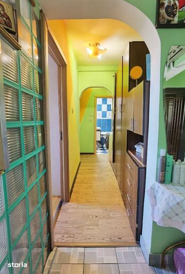 Apartament cu 3 camere decomandat în Tei