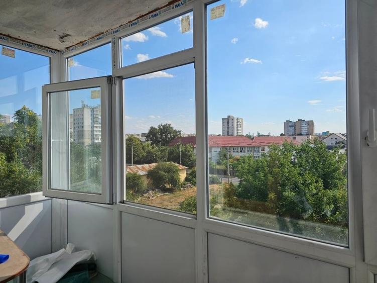 Apartament cu 3 camere semidecomandat în Micro 5