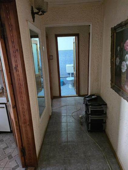 De închiriat apartament 4 camere DC - 8