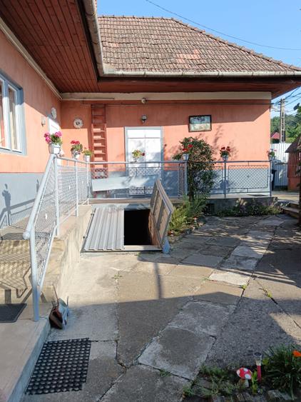 Casă cu teren generos de 1400 mp, ideală pentru locuință sau activitate comerciă - 1