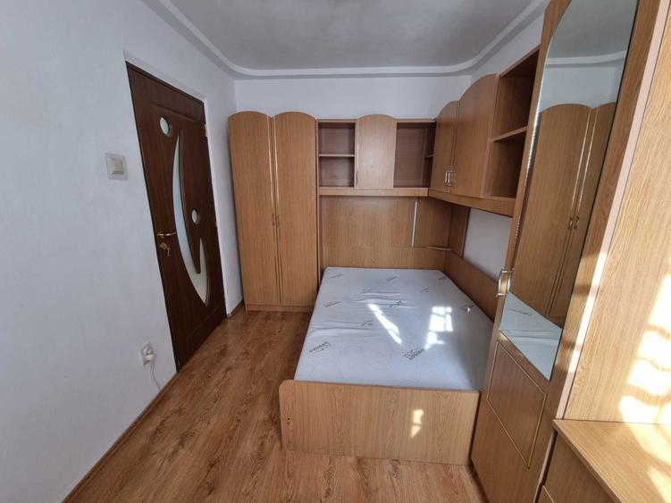 Inchiriez apartament cu 3 camere in Valea Rosie - 1