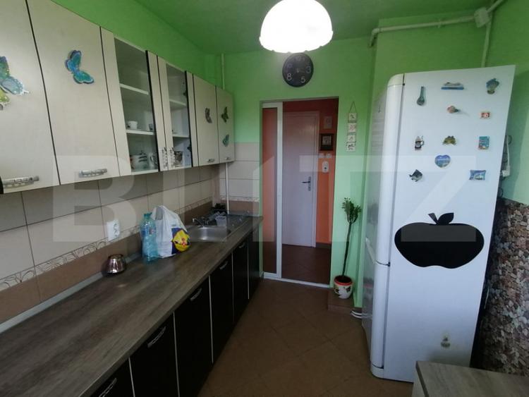 Apartament cu 3 camere semidecomandat, mobilat în Central