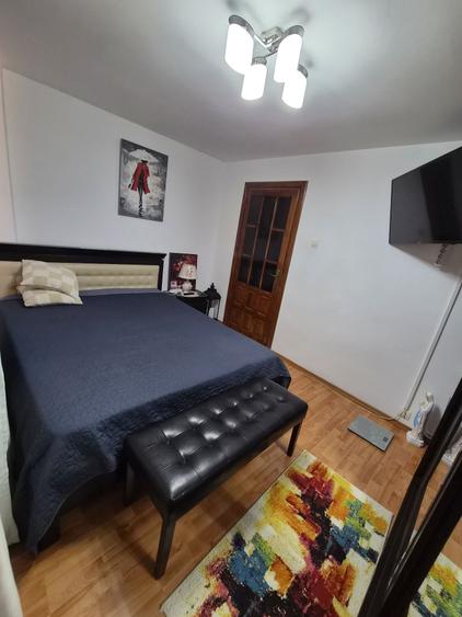 Apartament cu 3 camere decomandat în Teilor