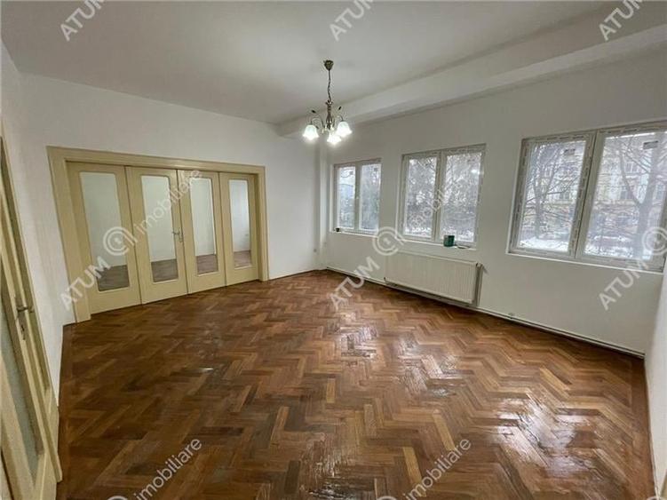 Apartament cu 4 camere decomandat în Central