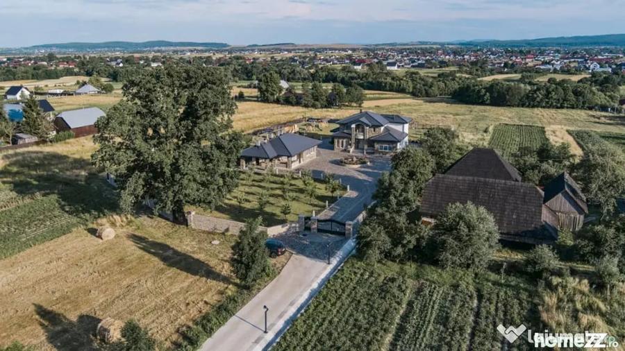 Casă cu 8 camere cu Teren 11880 Mp în Horodnic