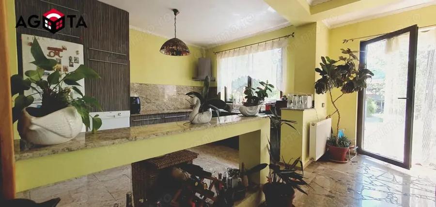 Casă cu 5 camere cu Teren 733 Mp în Luna