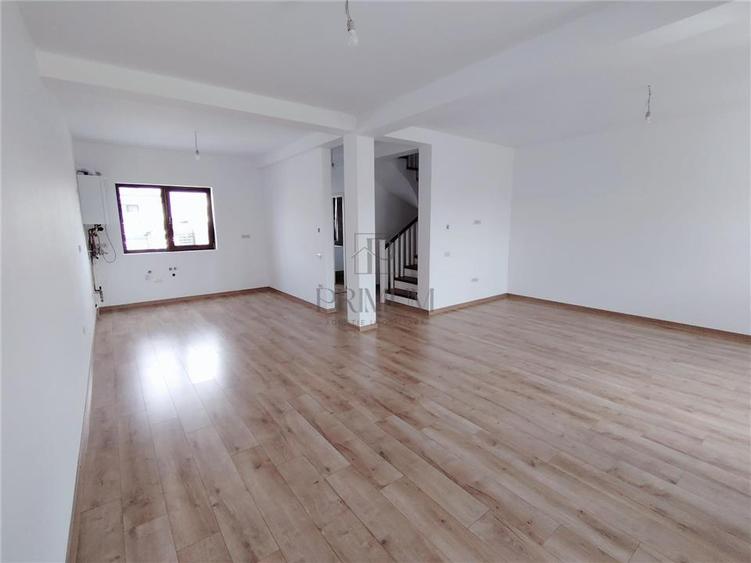 Duplex cu 4 camere cu Canalizare în Moșnița Nouă