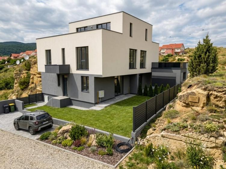 Casă cu 4 camere cu Teren 300 Mp în Central