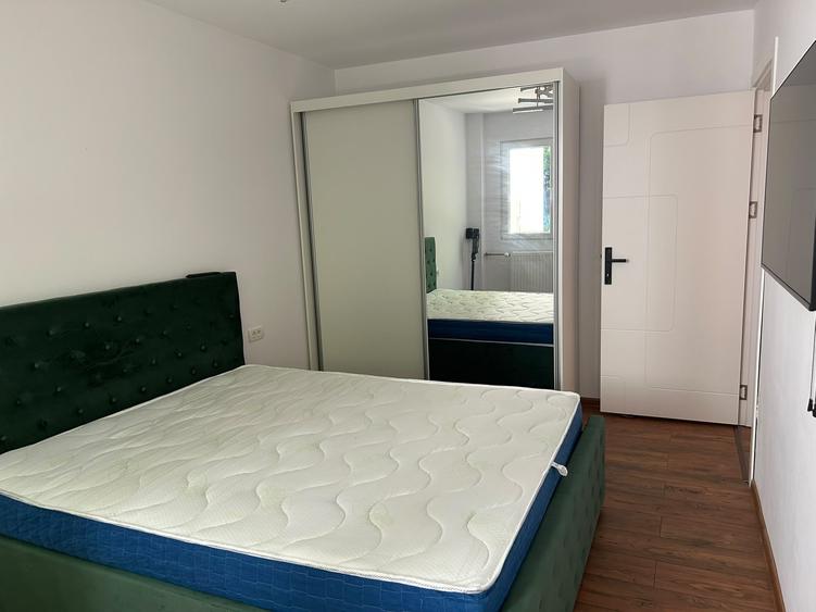 Apartament cu 3 camere semidecomandat, mobilat în Berceni