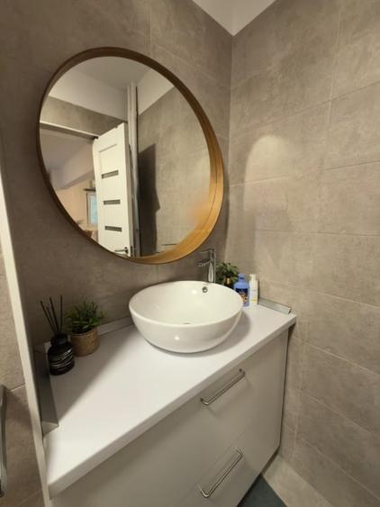 Apartament cu 2 camere decomandat, mobilat în Republicii