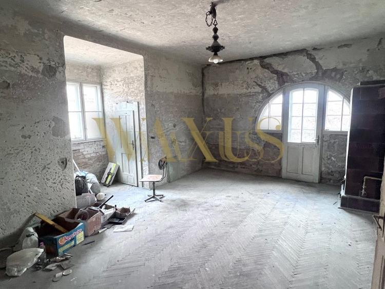 Casă individuală cu 12 camere cu Canalizare în Central
