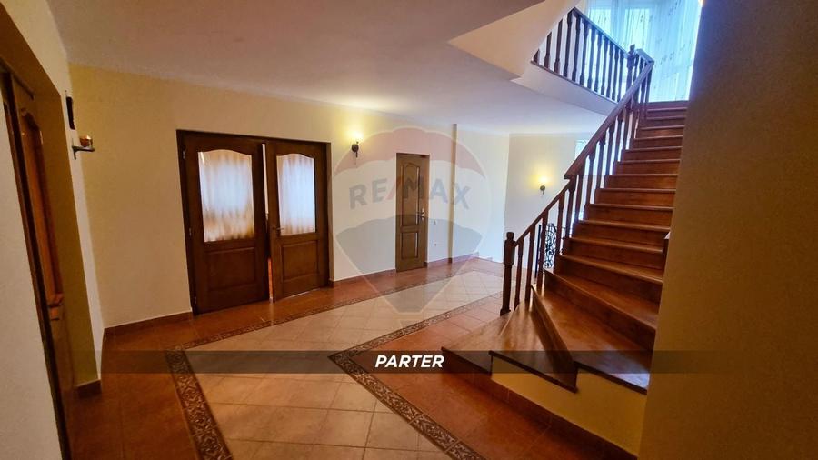 Casă / Vilă de lux cu 2 garaje, 10 camere de vânzare în BAIA MARE - 20