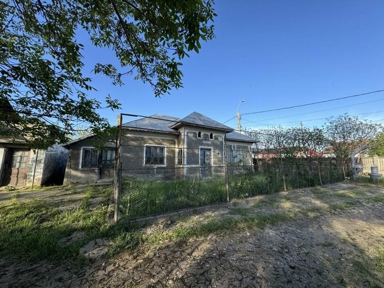 Teren intravilan  3447 mp, cu casa modesta, Desch. 30 m, str. Gr. Alexandrescu - 7