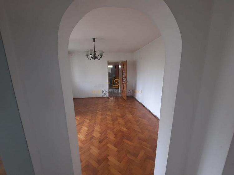 Apartament cu 3 camere semidecomandat în Berceni