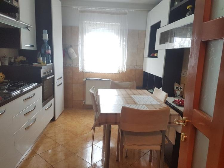Apartament doua camere semidecomandat, etaj trei renovat bucatarie mare, mobilat - 2