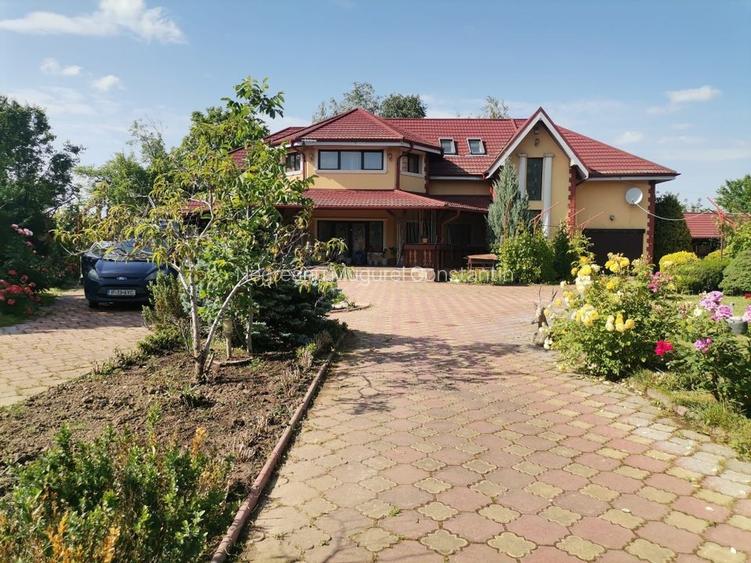 Vilă de lux mobilata/utilata cu terasa+foisor, garaj,gradina si livada Vilă de lux mobilata/utilata cu terasa+foisor, garaj,gradina si livada