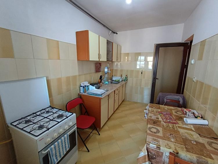 Apartament trei camere - Zona Școala Nr. 9 -84 mp - 3