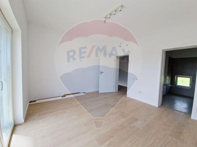 Casă / Vilă - 132,5 mp  , teren - 264 mp  / zona Cârcea - 17