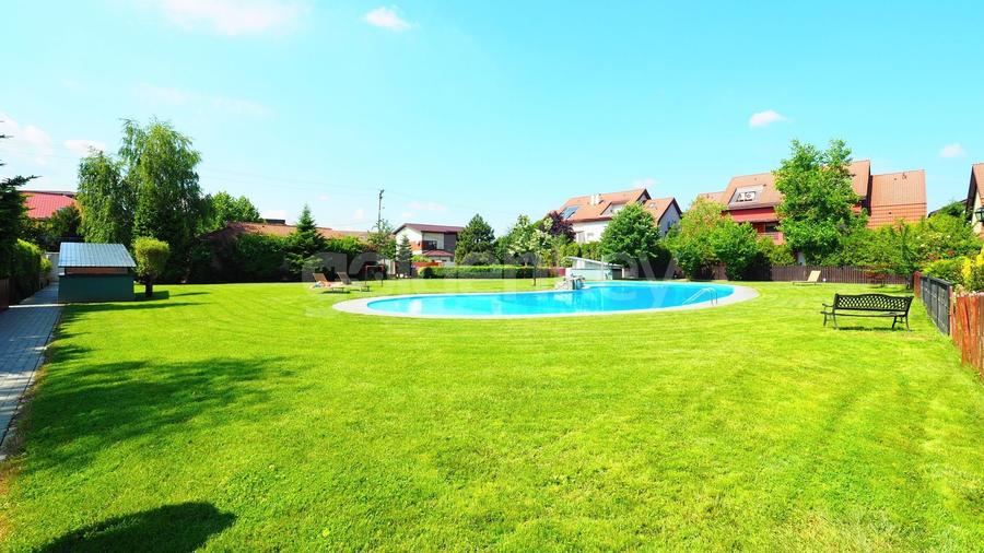 Vila nemobilata in complex cu piscina | 2 garaje - 1