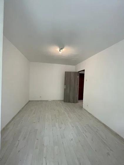 Apartament cu 2 camere, decomandat, etajul 1/4, zona Podu Ros - 2