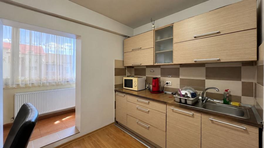 Apartament cu 3 camere decomandat, mobilat în Soarelui