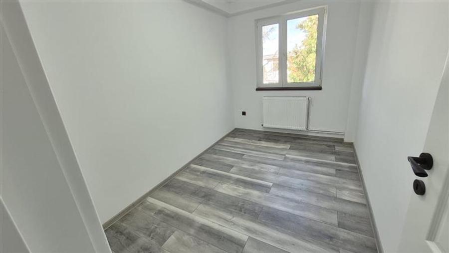 Apartament cu 3 camere semidecomandat în Tătărași