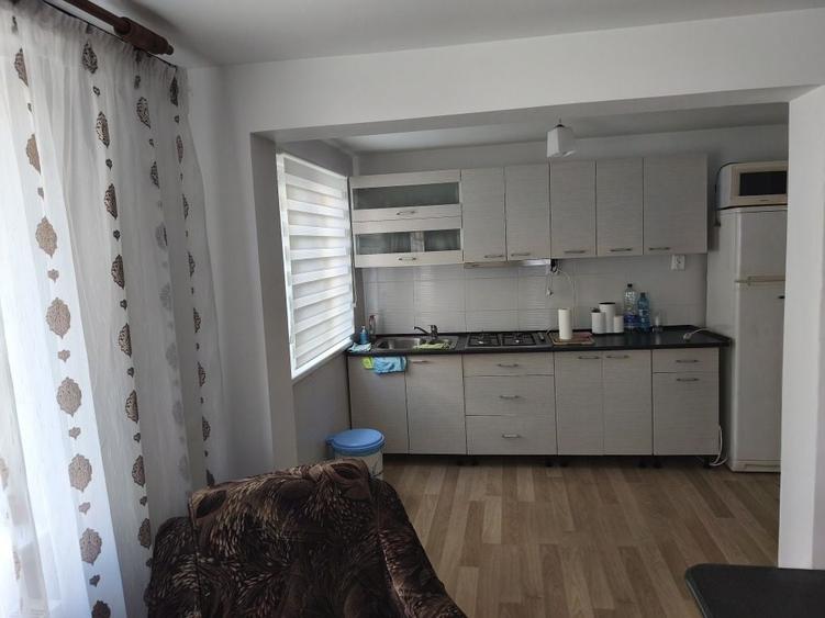 Casă cu 4 camere cu Teren 1000 Mp în Stroiești