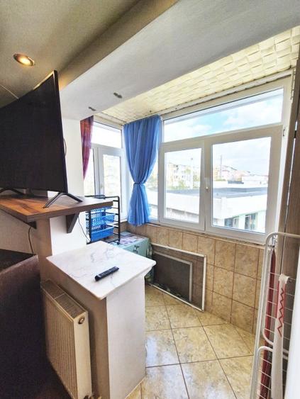 Apartament cu 3 camere semidecomandat în Craiovei