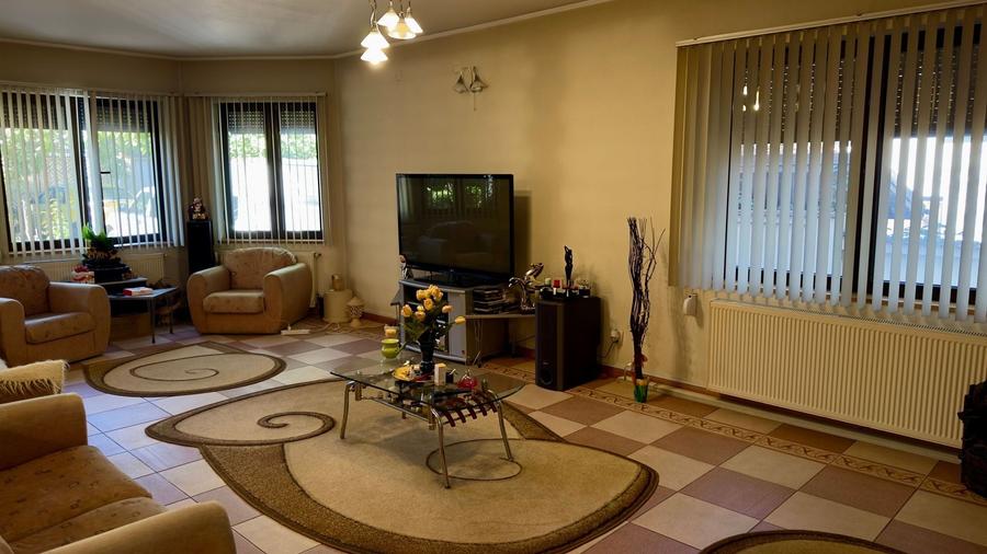 Casă individuală cu 8 camere cu Piscina în Tâncăbești