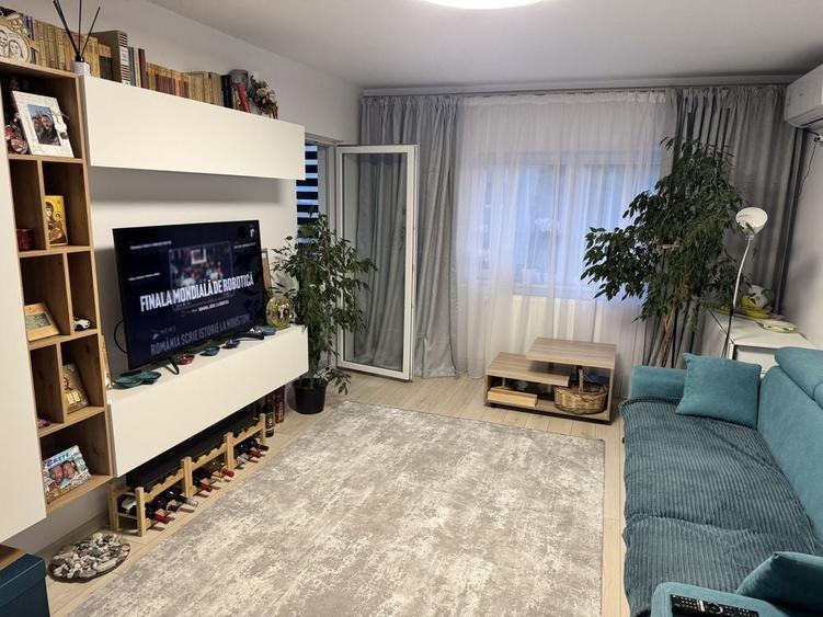 Apartament cu 3 camere decomandat în Triaj