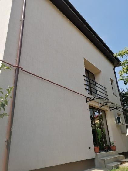 Casă cu 5 camere cu Teren 300 Mp în Roșu