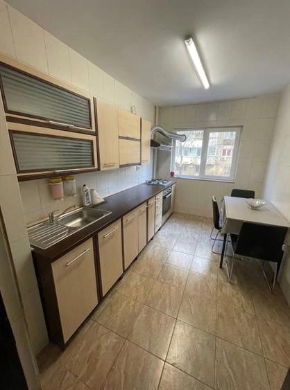 Apartament cu 3 camere semidecomandat, mobilat în Panduri