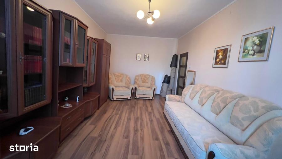 Apartament cu 3 camere decomandat în Petros