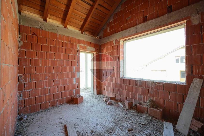 Casă cu 4 camere cu Teren 161 Mp în Central