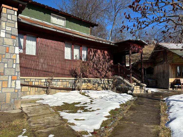 Casa gospodarului, bine întreținută, cu teren generos – Comarnic - 12