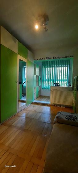 Apartament cu 3 camere decomandat în Aradului