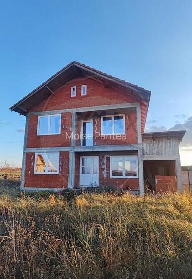 De vanzare casa cu etaj 4 camere, la rosu iesire Les lang...