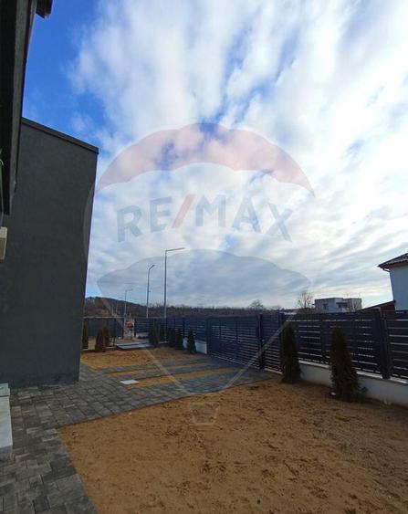 Casa / Vila cu 5 camere de vanzare - 5