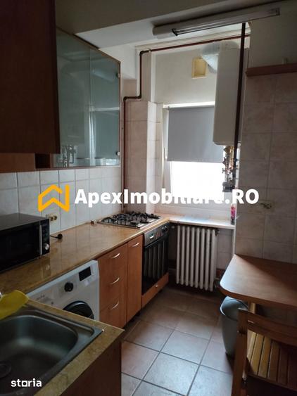 Apartament cu 3 camere semidecomandat în Centrul Civic