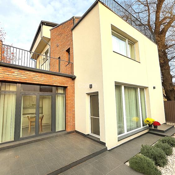 Casa moderna, finalizata in 2025, cu terase generoase si arhitectura premium